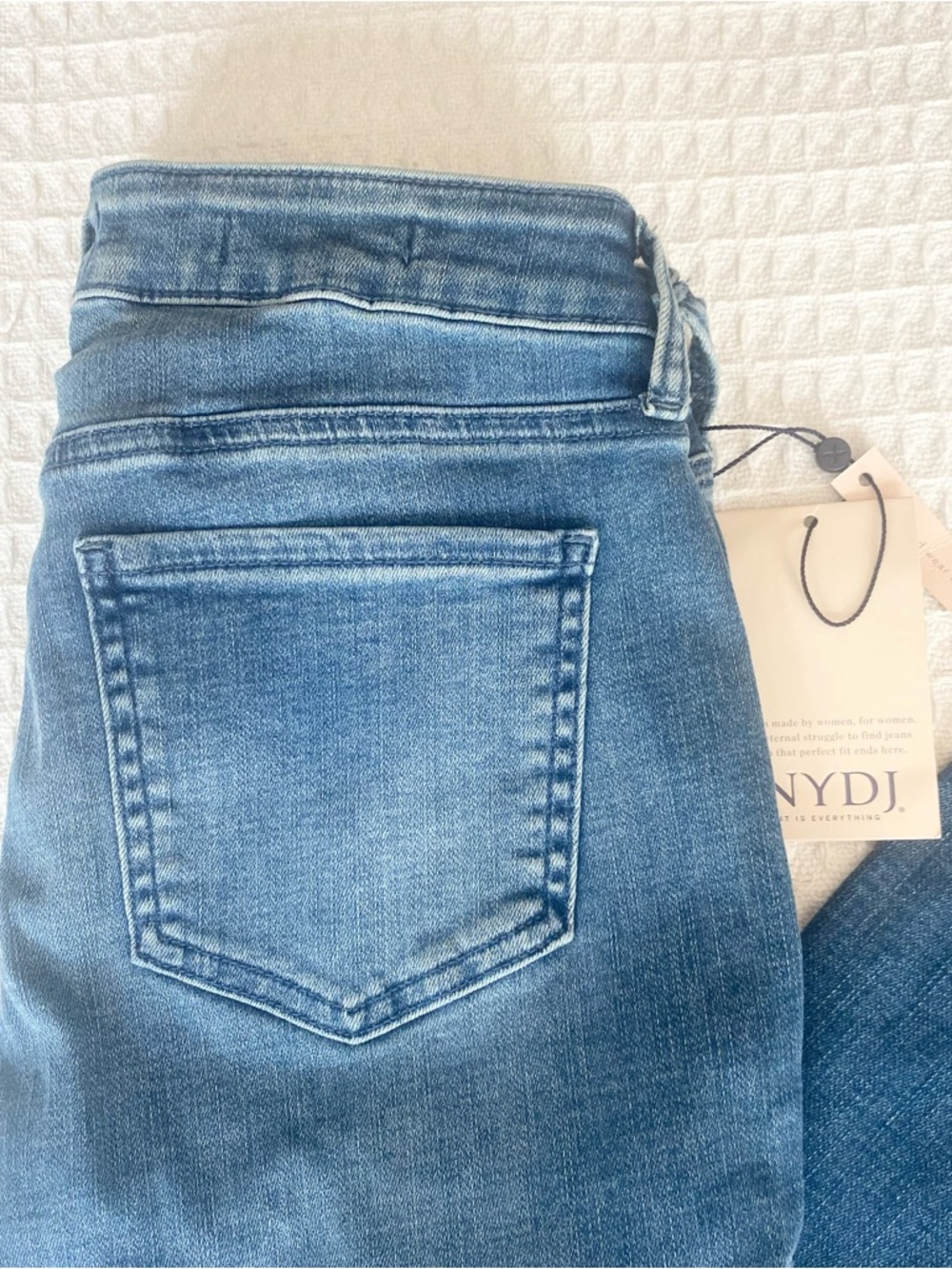 NYDJ Bootcut Jeans in Medium Blue Wash size 2 NWT - Picture 2 of 8
